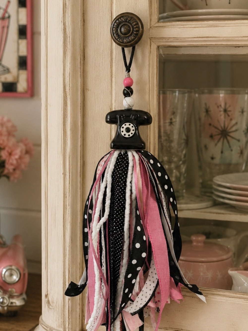 Retro Telephone Salt Shaker Tassel – Pink & Black 50s Kitchen Decor